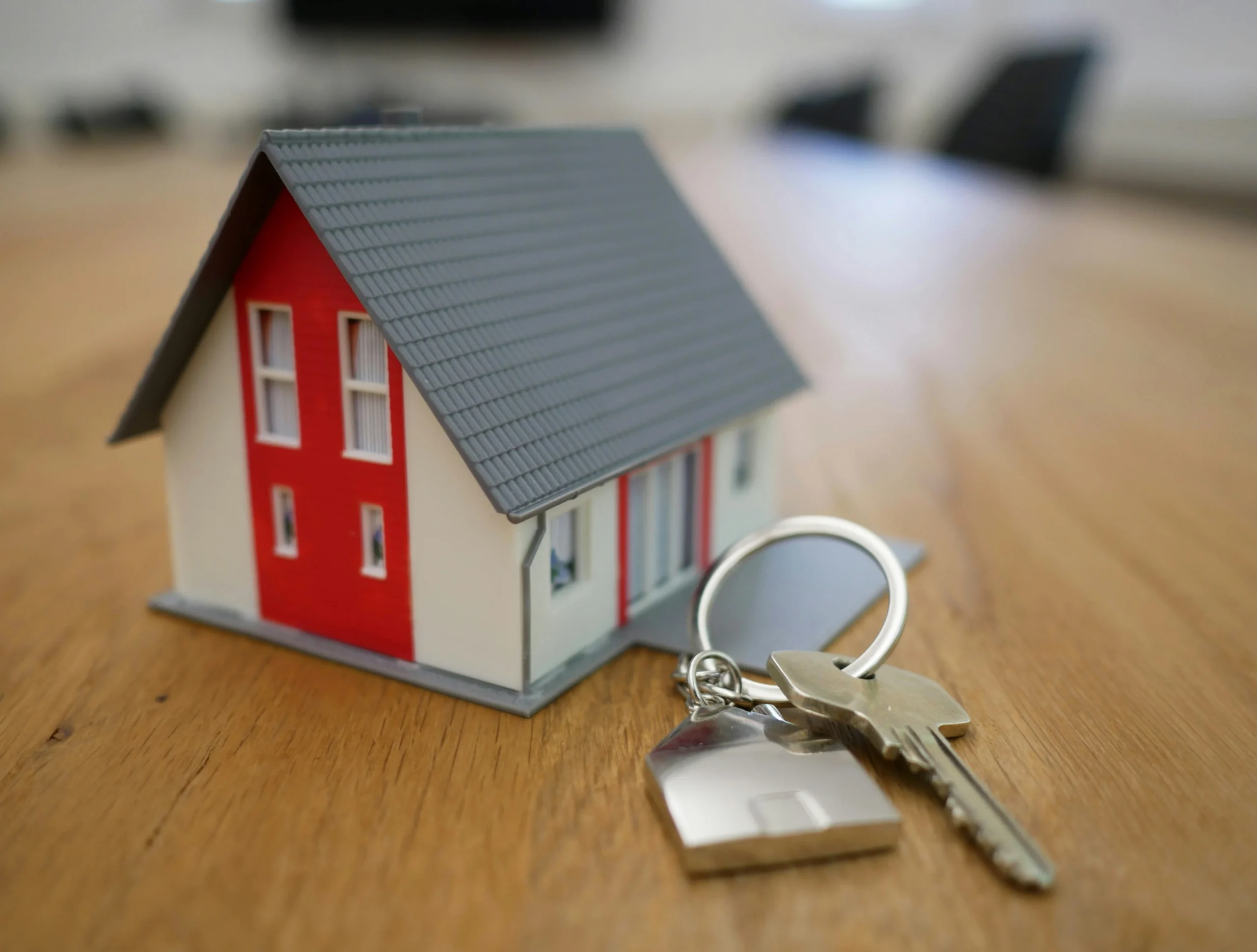 청년 주거 지원 상담 및 계약 서류 확인 모습